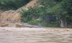 Mưa lớn gây lũ lụt, thị trấn Quan Sơn bị cô lập