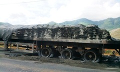 Đang lưu thông, xe đầu kéo chở xi măng bốc cháy dữ dội