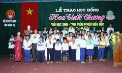 Trao 165 suất học bổng cho học sinh, sinh viên nghèo hiếu học