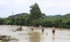 Tích cực tìm kiếm thi thể nạn nhân bị nước lũ cuốn trôi