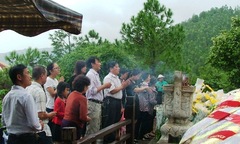 Tết độc lập, hàng vạn người đội mưa viếng mộ Đại tướng