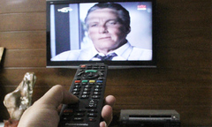 Trời mưa, không nên bật tivi?