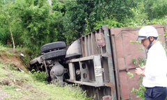 Tài xế “lái xe” lao vực sâu, 4 người thương vong