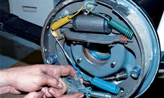 Vì sao ô tô dễ mất phanh cuối chặng đèo dốc?