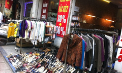 “Đội đặc nhiệm quê” ra Hà Nội gom hàng rẻ cho cả làng