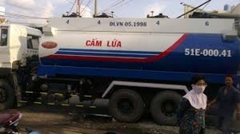 Lùi xe vô ý, cha cán chết con trai