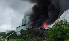 Đám cháy kinh hoàng bao trùm công ty nhựa