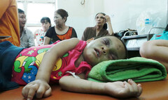 Bé gái 4 tuổi bị đánh dã man: Hàng xóm từng quỳ gối xin tha