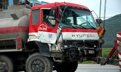 Xe bồn va chạm xe tải, dân hú hồn lo bồn xăng phát nổ