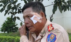 Vi phạm luật giao thông còn rút dao dọa cảnh sát 