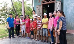 Bạn đọc báo Đời sống & Pháp luật trao tiền ủng hộ 7 chị em mồ côi