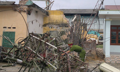 Cột ăng ten truyền hình huyện bất ngờ gục đổ