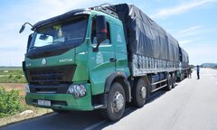 Vượt trạm cân, hai xe quá tải lao thẳng vào cảnh sát