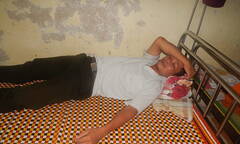 Côn đồ hung hãn dùng dây thừng siết cổ cán bộ kiểm lâm          