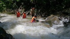 Liên tiếp xảy ra nhiều vụ người dân bị nước lũ cuốn trôi