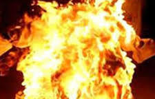 Sau 8 năm vợ chết do bom xăng, chồng tẩm xăng tự thiêu