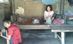 Bố mẹ già trắng đêm chăm ba con tâm thần