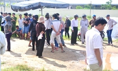 Người dân tập trung phản đối chính quyền lấp đường đi