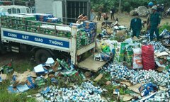 Lật xe tải trên quốc lộ 20, 1000 thùng bia đổ xuống đường