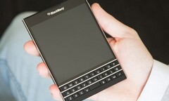 BlackBerry Passport vuông vức nổi bật so với smartphone thường 