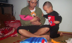 Xót xa hai đứa trẻ sinh đôi 5 ngày tuổi mất mẹ