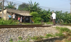 Bất cẩn qua đường tàu, bị tàu hất văng xa 20m