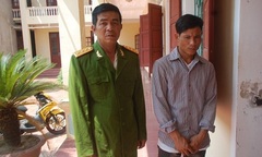 Bắt quả tang  "cán bộ công an tỉnh " nhận tiền  "phạt " của nhà nghỉ