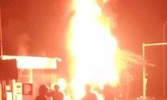 Xe bồn chở dầu bốc cháy dữ dội trong cây xăng