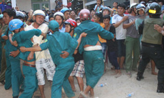 Hàng ngàn người vây bắt một ô tô vì nghi bắt cóc trẻ con