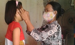 Thầy lang chữa cận thị bằng cách... chọc gai vào mắt