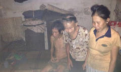  Mẹ già 90 vật lộn nuôi hai con tâm thần