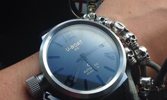 Đại gia đi xe sang mang đồng hồ gì?