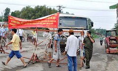 Người dân Biên Hòa lại rào đường chặn  "hung thần xa lộ "