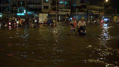 TP HCM Mưa lớn, đường phố biến thành sông 