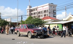 Đi đường, một chiến sĩ công an bị ô tô đâm trọng thương