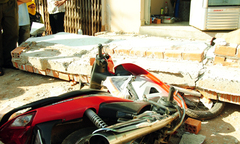 Chủ cửa hàng bị mái bê tông đè chết