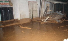 Vỡ đập chứa, bùn thải tràn vào nhà dân