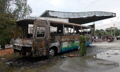 Xe buýt bất ngờ bốc cháy trong trạm xăng