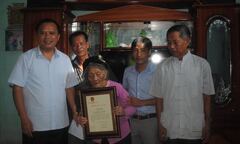 Trao thiệp chúc thọ của Chủ tịch nước cho các cụ trên 100 tuổi