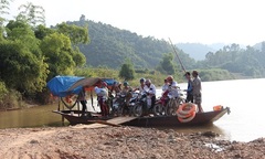 Clip: Dân ngậm ngùi chèo đò qua sông vì dự án cầu  "treo "