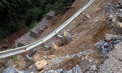 Một quả đồi có nguy cơ sạt lở tại Yên Bái