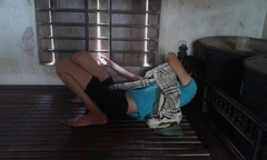 Nỗi đau của người mẹ già mua xích xiềng chân con điên