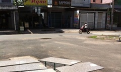 Nhóm cán bộ địa chính nhục mạ, giật súng của công an