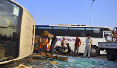  Xe chở kính “ăn vạ” trên cầu Vĩnh Tuy