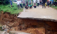 Mưa lớn, lũ cắt đứt đường gây nhiều thiệt hại