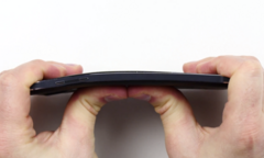 Người bẻ cong iPhone 6 Plus chuyển sang thử Galaxy Note 4