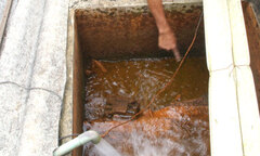 Hơn 30 năm sống chung với nguồn nước nhiễm dầu