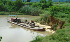 Những dòng sông âm thầm bị “móc ruột”