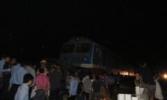 Băng qua đường sắt, xe tải bị tàu hỏa kéo lê gần 100m