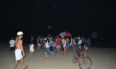 Ra biển lấy nước bị sóng cuốn mất tích